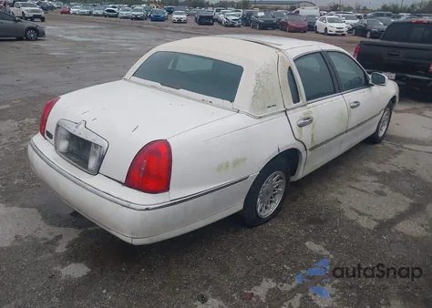 1999 Lincoln Town Car Signature z USA, uszkodzony, nr VIN 1LNFM82W2XY600492